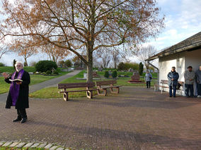 Segnung der Gräber auf dem Friedhof in Balhorn (Foto: Karl-Franz Thiede)